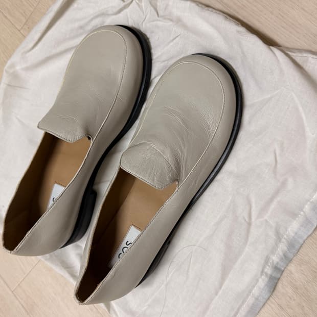 COS 아이보리 로퍼