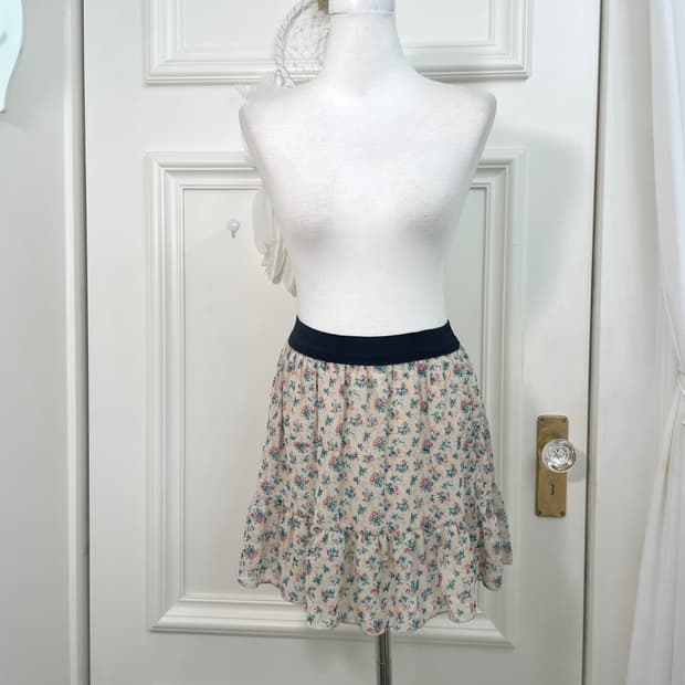 beige flower pattern banding skirt