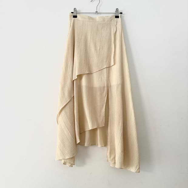 Asymmetric fly banding skirt