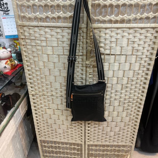 정품 지방시 로고 캔버스 크로스백 팝니다