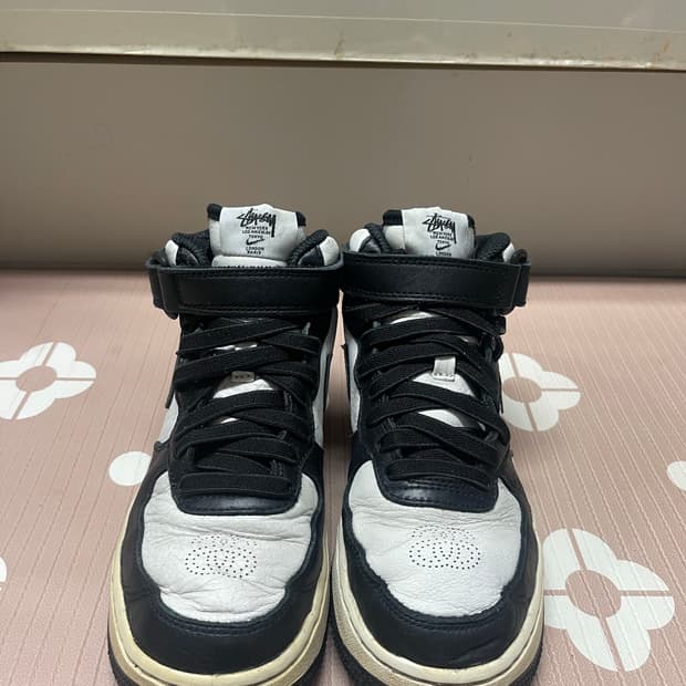 나이키x스투시 에어포스 1 '07 미드 SP 블랙 앤 라이트 본 235