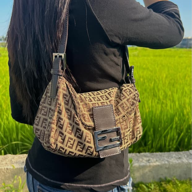가을준비🍂)) 펜디 맘마 바게트 FF 주카 숄더백