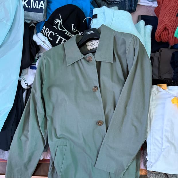 모던한 카키색 중기장 코트 L