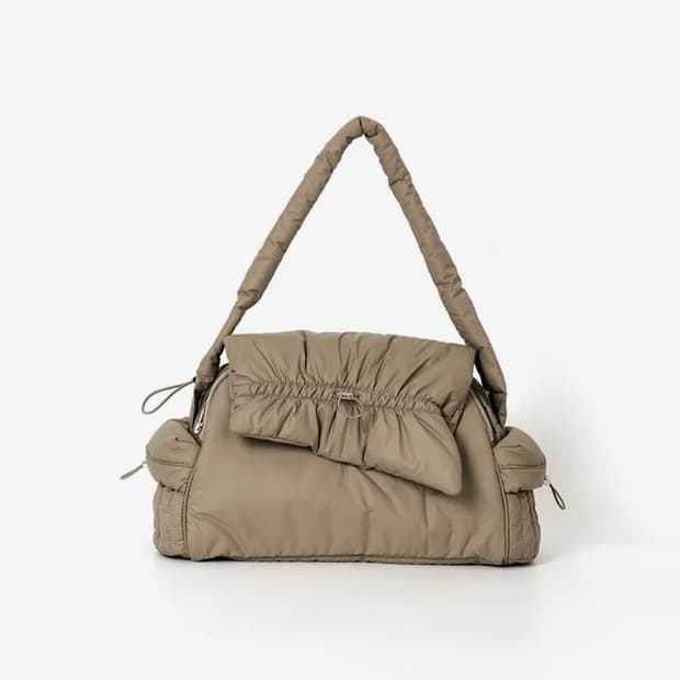 와이이이엘 SHIRRING SHOULDER PADDED BAG BEIGE