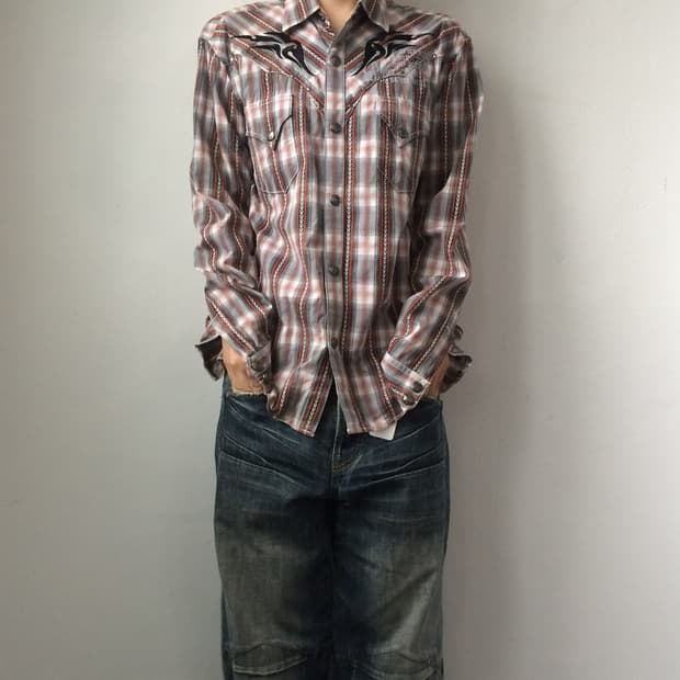 Create barefoot tribal pattern point che