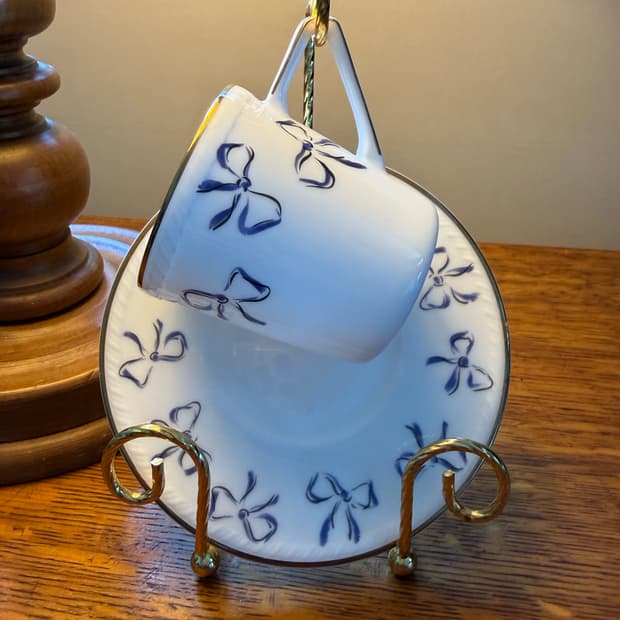 생 로랑(YSL)출시된 블루 리본 패턴 본차이나 찻잔 세트