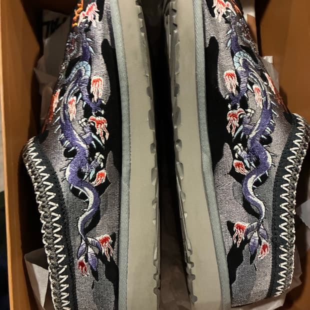 어그 x 팔라스 타스만 슬리퍼 블랙 카모 270