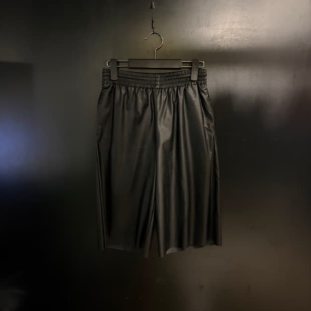 메종 마르지엘라 오버사이즈 레더 숏팬츠