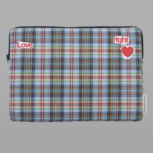 더뮤지엄비지터 LOVE CHECK LAPTOP SLEEVE 노트북 파우치