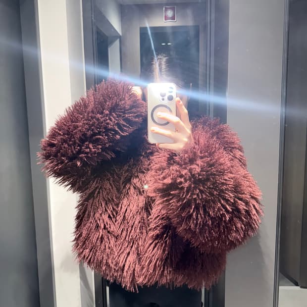 버건디 컬러의 퍼 자켓