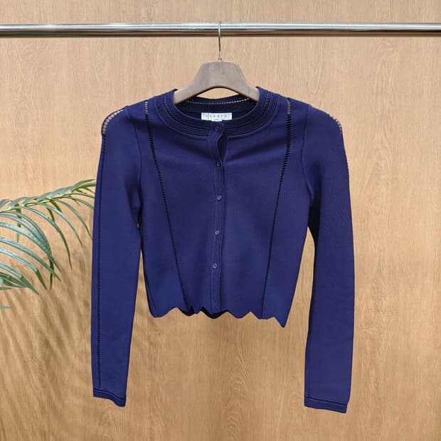 산드로 크롭 라운드넥 니트 가디건 펀칭 디테일 슬림핏 네이비