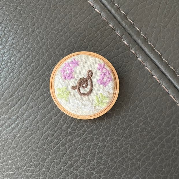 사만사모스 브로치