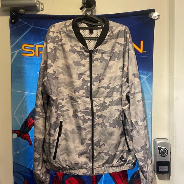 아디다스 바람막이 L 사이즈.