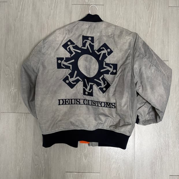 데우스 회색 점퍼 팝니다.