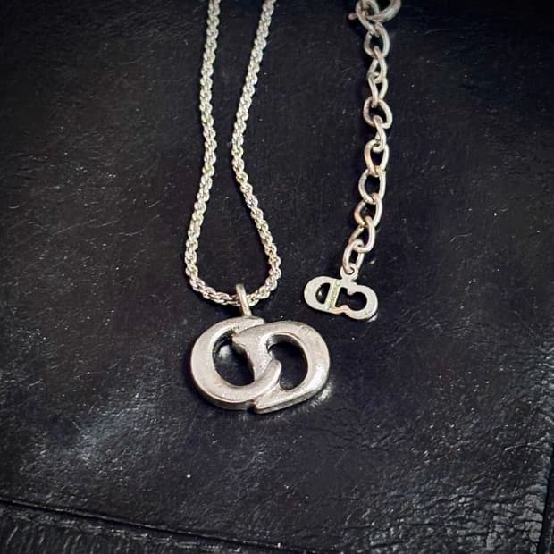 [착샷O,교환O]크리스찬 디올 CD 로고 예리 목걸이 (실버, 은장)