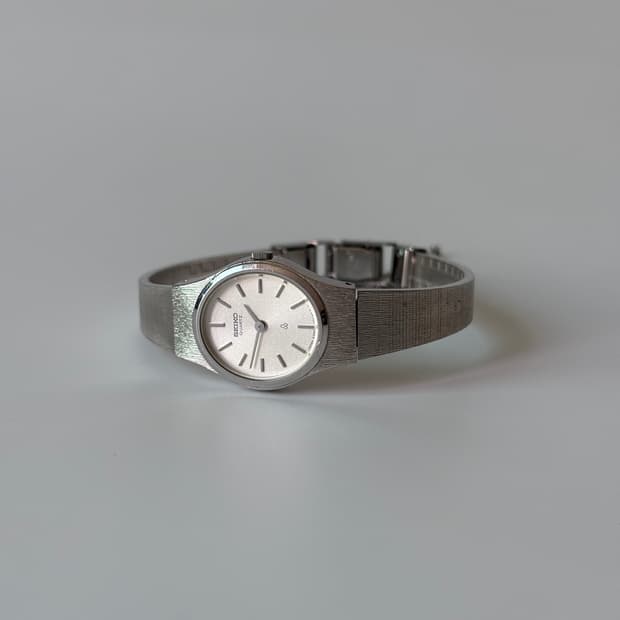 1980s Texture Oval Bracelet Ladies Quart