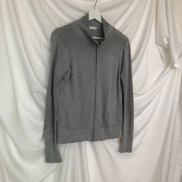 561. gray sweater zip-up