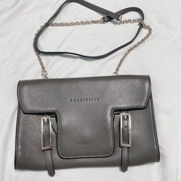 코치넬레 가죽 크로스백 연브라운