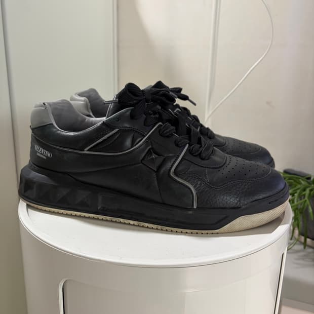 발렌티노 원스터드 스니커 270입니다