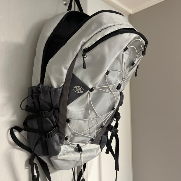 산산기어 스트링 백팩 그레이 