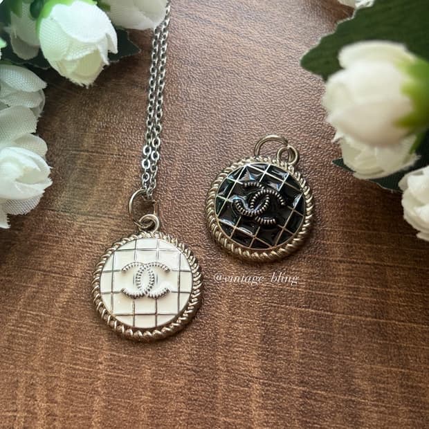 샤넬 격자 그리드 패턴 로고 실버 목걸이