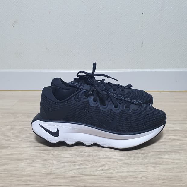 나이키 모티바 운동화 255