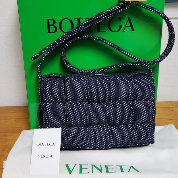 보테가베네타 데님 패딩 카세트백