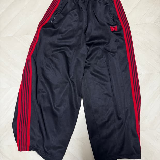 니들스 x LHP H.D. 트랙 팬츠 폴리 스무스 블랙 레드