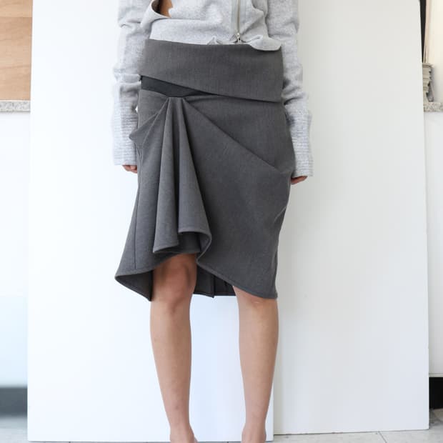 삽니다) 울리카상투스 brace unbalance skirt 차콜