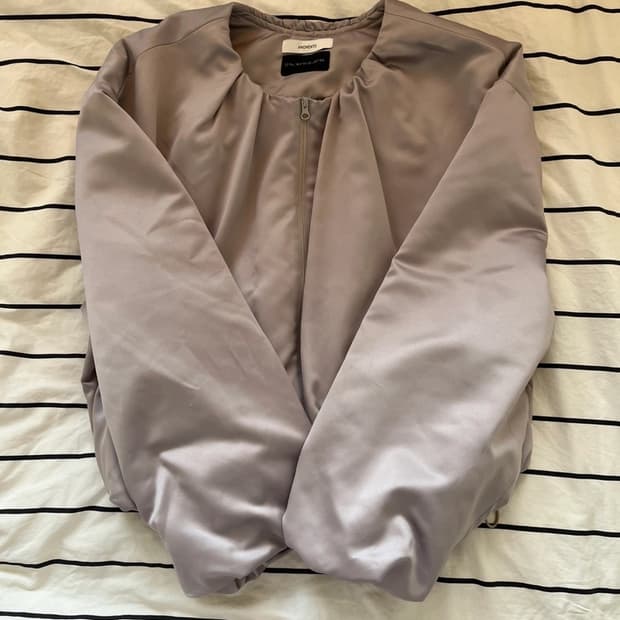 아모멘토 실키 패디드 크롭 점퍼 그레이