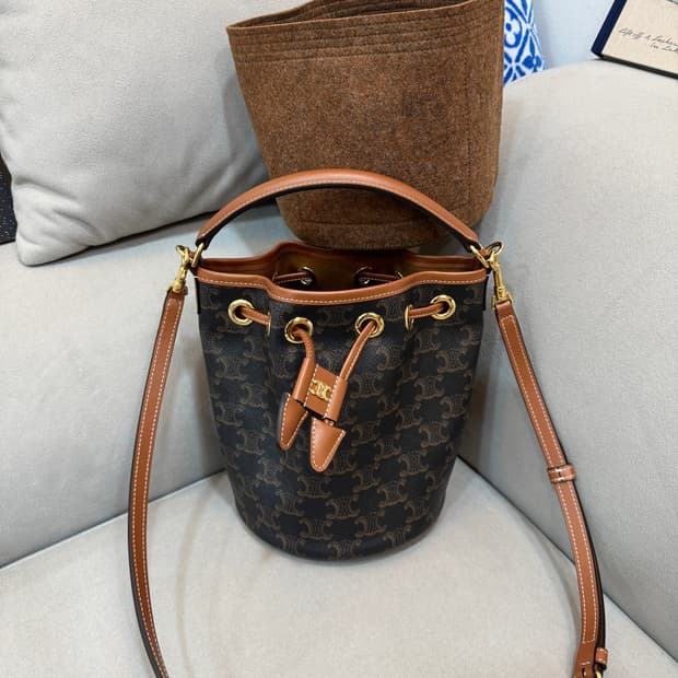 25/10/22백화점 새상품급 셀린느 트리옹프 클라라백 