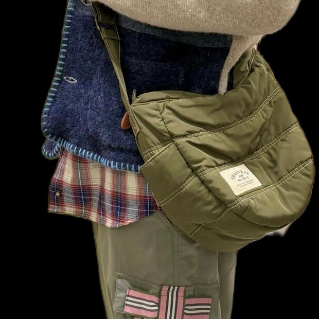 Japan 카키 패딩 크로스백