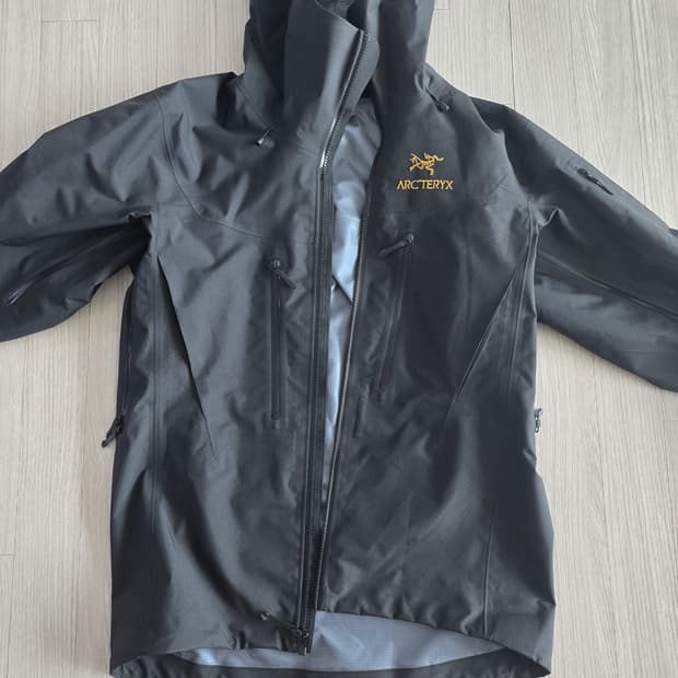 아크테릭스 알파sv 24k 25FW xs사이즈 판매