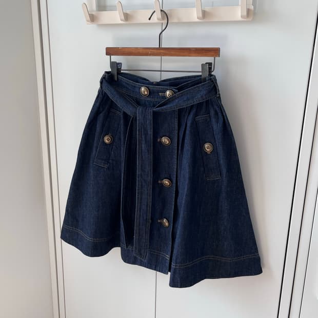 Blue Label 금장 단추 플레어 데님 스커트