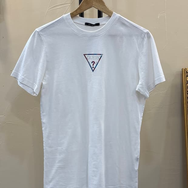 게스 흰색 반팔티