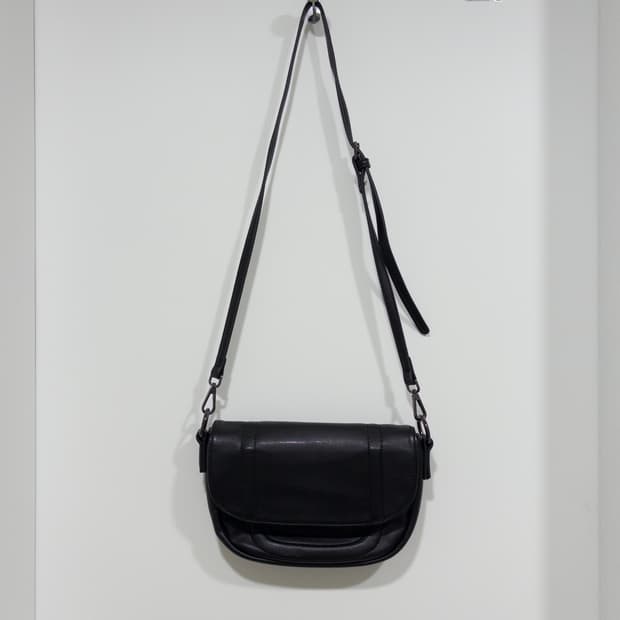 블랙 심플 하프문 크로스백 / 마뗑킴st