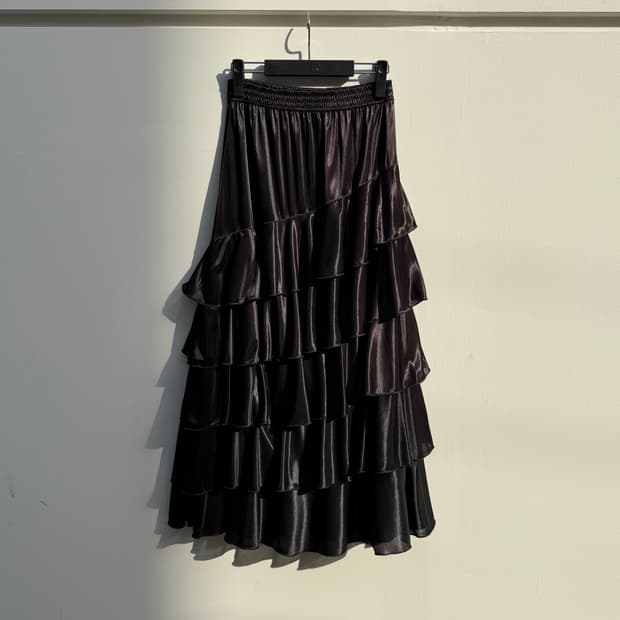 새틴 프릴 롱 스커트