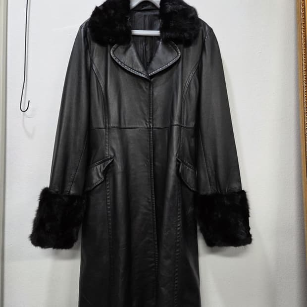 블랙 양가죽 롱코트  밍크퍼 카라 퍼 장식