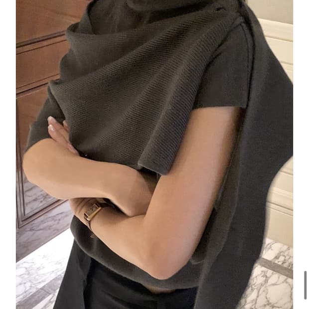 어라운드율 엘리 캡소매 니트세트 차콜