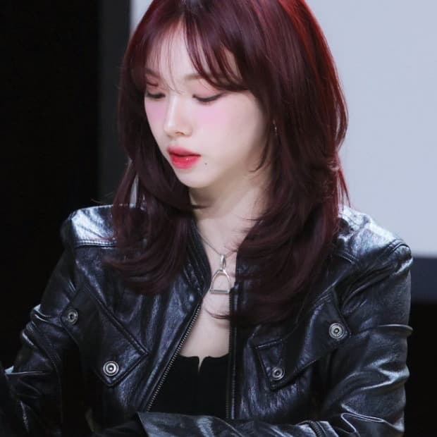 카리나 착용) 보헤미안 서울 sleeve zip point leather