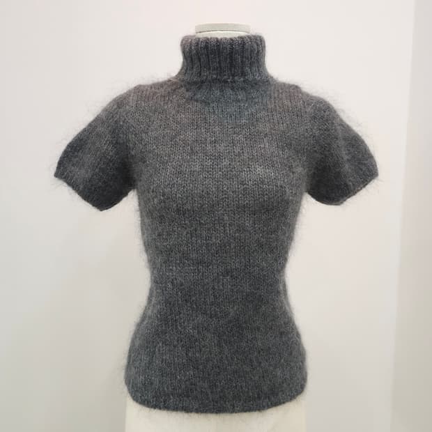 울 그레이 헤어리 반팔 폴라 니트