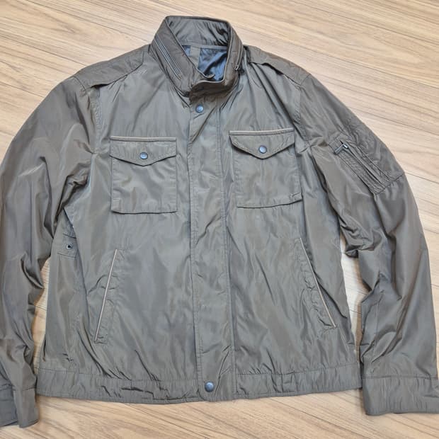 Massimo Dutti 카키색 자켓 XL 사이즈입니다. 넉넉한 핏으로 