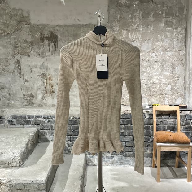 아크네 스튜디오 라이트 베이지 슬림 골지 폴라 니트