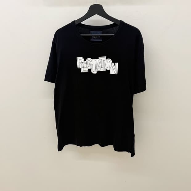 요지야마모토 레귤레이션 로고 티셔츠