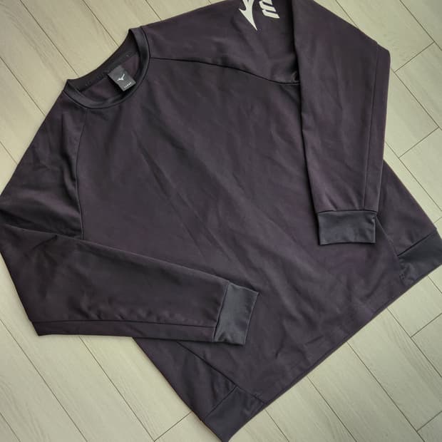 미즈노 러닝 하이브리드 긴팔 블랙 티셔츠 사이즈L

오염 하자없이 깨끗해