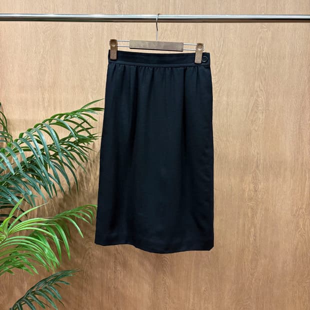 입생로랑 울 블렌드 미디 스커트 미니멀 허리 라인 셔링 버튼 디테일 블랙