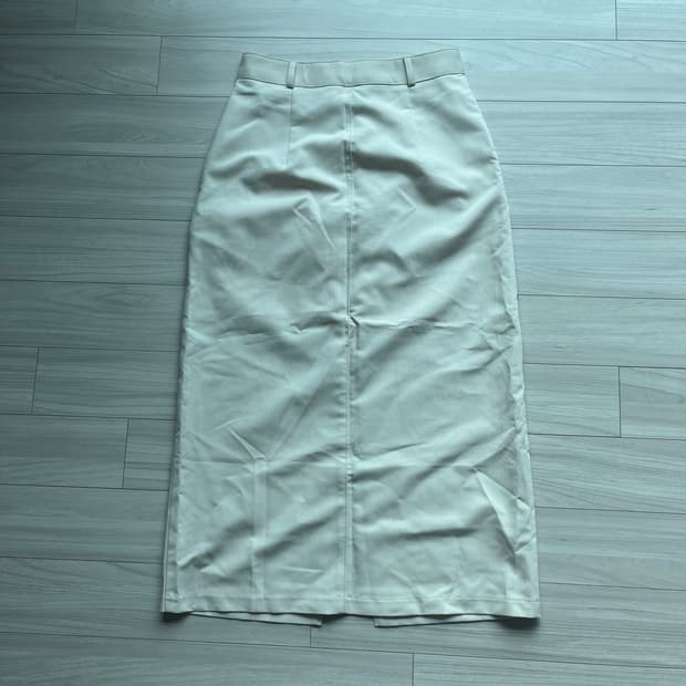 크림색 미디스커트 정장 오피스룩