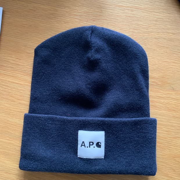 A.P.C.와 칼하트의 콜라보 비니입니다