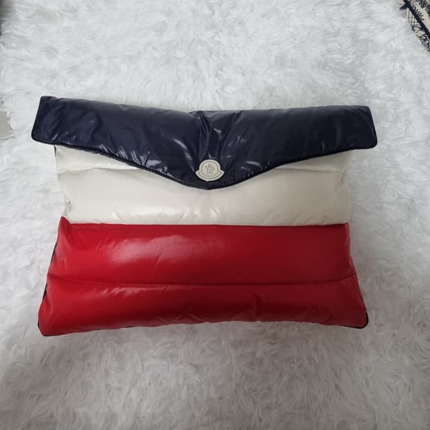 정품) 몽클레어 패딩 클러치  