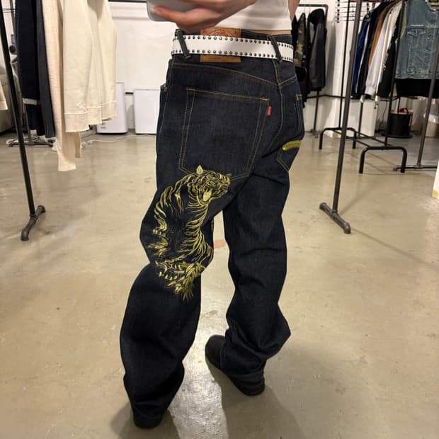 에비수 호랑이자수 데님팬츠 